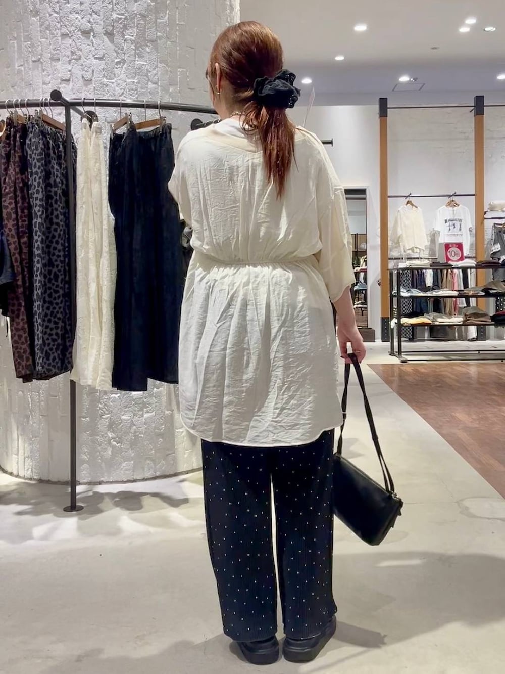 その他のその他パンツ、ホワイト系のカーディガン/ボレロ、ブラック系のサンダルを着用したレディースの夏コーディネートの5枚目の写真