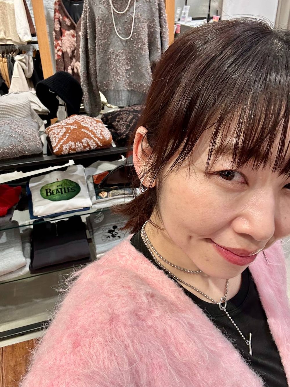 その他のTシャツ/カットソー、ブラック系のその他パンツ、ピンク系のカーディガン/ボレロを着用したレディースの秋コーディネートの3枚目の写真