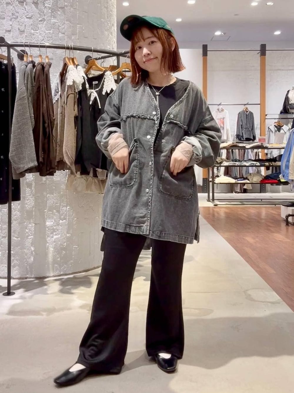 ブラック系のTシャツ/カットソー、ブラック系のその他パンツ、ブラック系のシャツ/ブラウスを着用したレディースの秋コーディネートの2枚目の写真