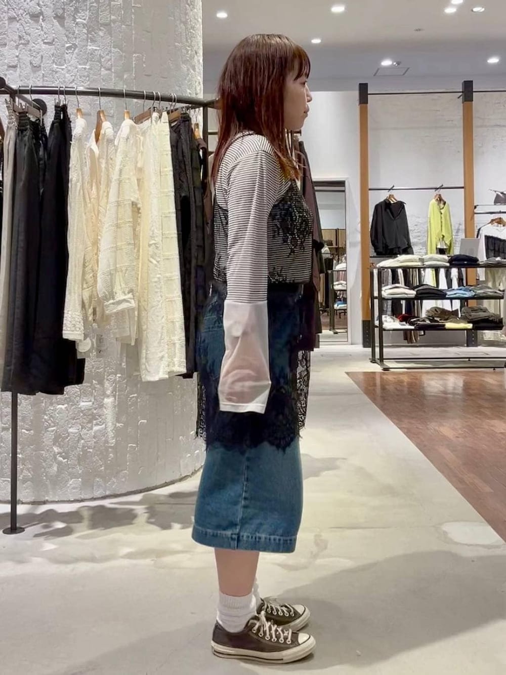 ホワイト系のTシャツ/カットソー、ブラウン系のスニーカー、ブラック系のパーカーを着用したレディースの春コーディネートの7枚目の写真