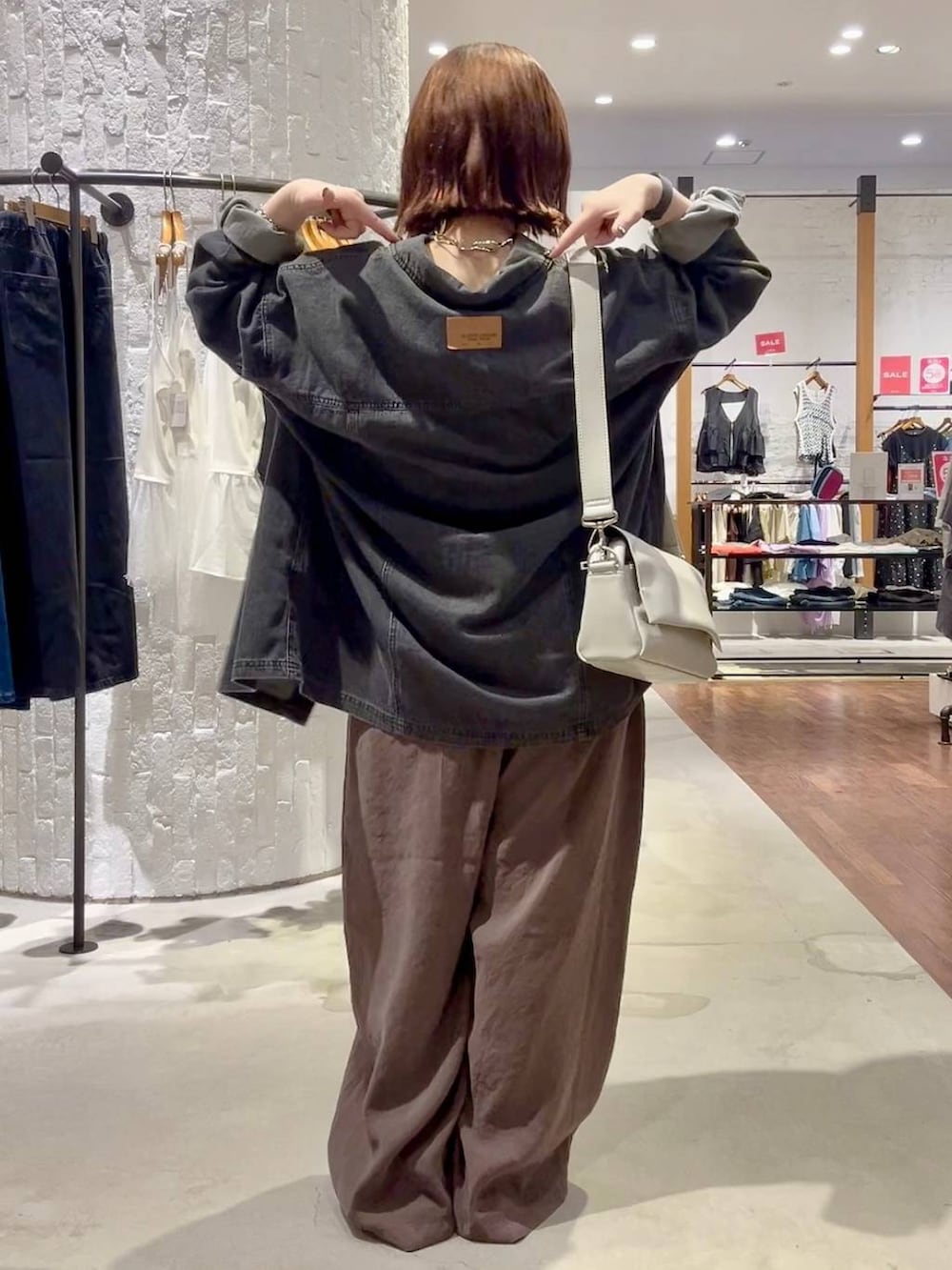 ブラック系のシャツ/ブラウス、ブラウン系のその他パンツ、グレー系のショルダーバッグを着用したレディースの夏コーディネートの5枚目の写真