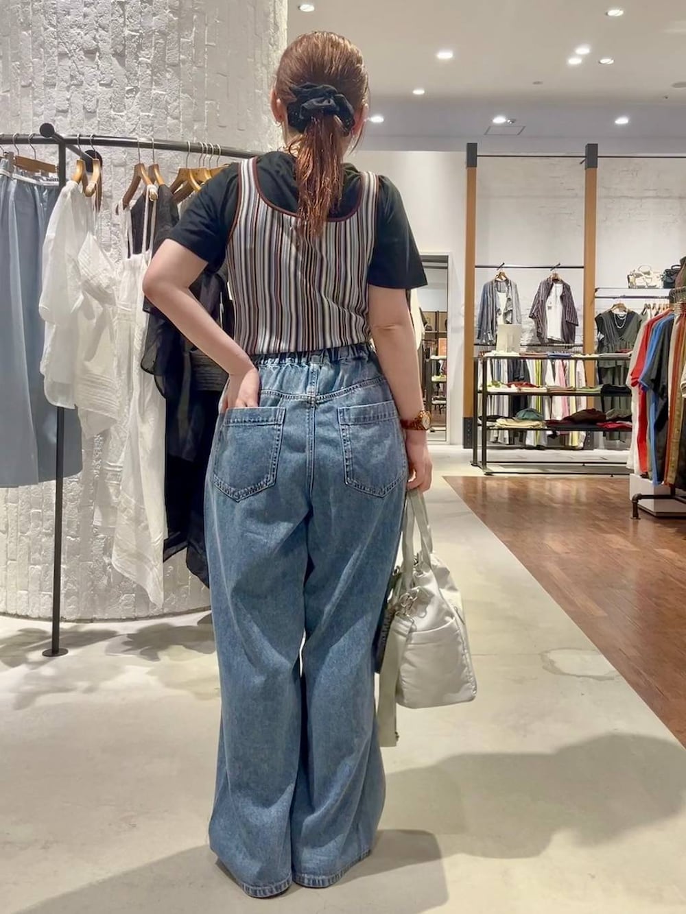 ブラック系のTシャツ/カットソー、ブルー系のデニムパンツ、グレー系のショルダーバッグを着用したレディースの夏コーディネートの5枚目の写真