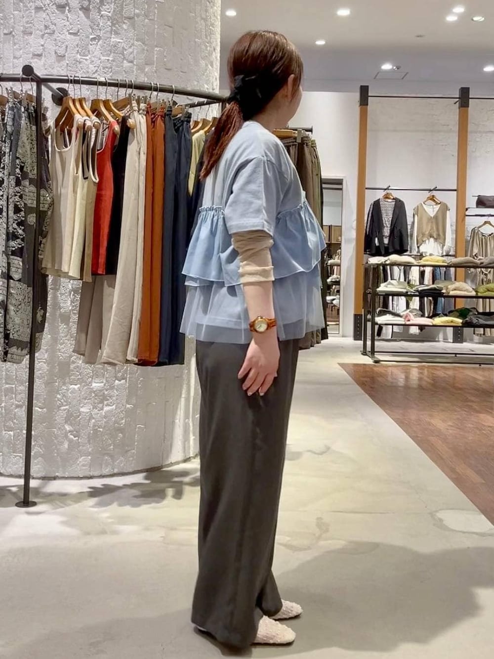 グレー系のその他パンツ、ホワイト系のTシャツ/カットソー、ホワイト系のパンプスを着用したレディースの春コーディネートの4枚目の写真