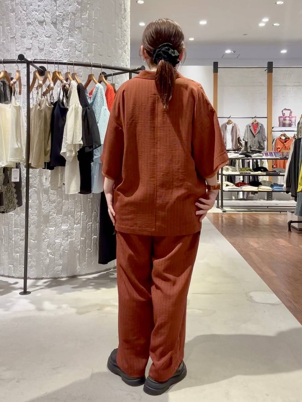 ブラウン系のその他パンツ、ブラウン系のテーラードジャケット、グレー系のTシャツ/カットソーを着用したレディースの春コーディネートの4枚目の写真