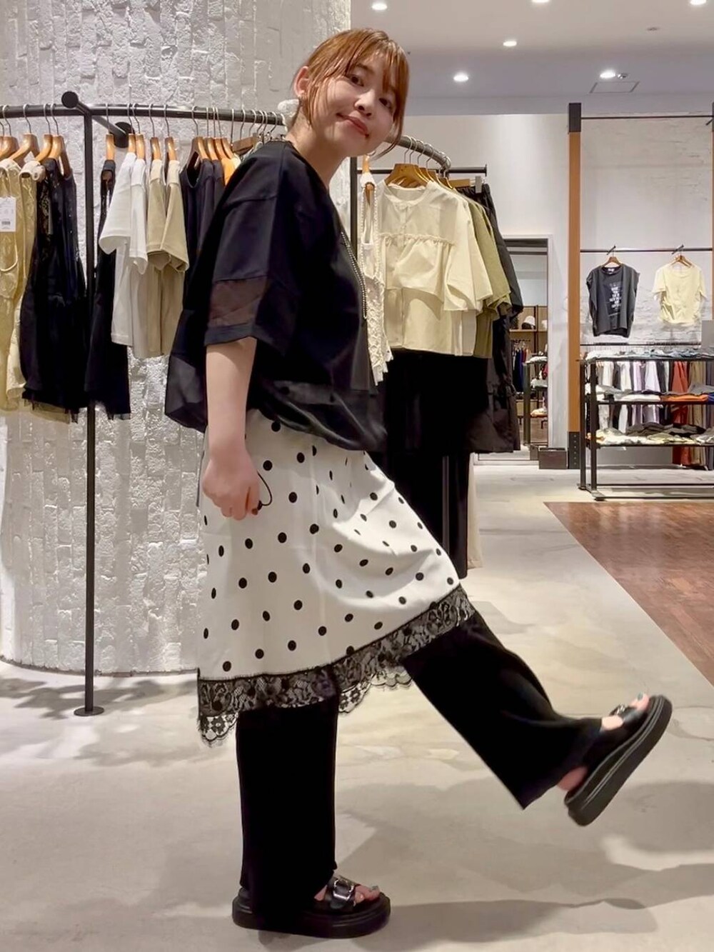 ブラック系のその他パンツ、ブラック系のサンダル、ブラック系のテーラードジャケットを着用したレディースの夏コーディネートの7枚目の写真