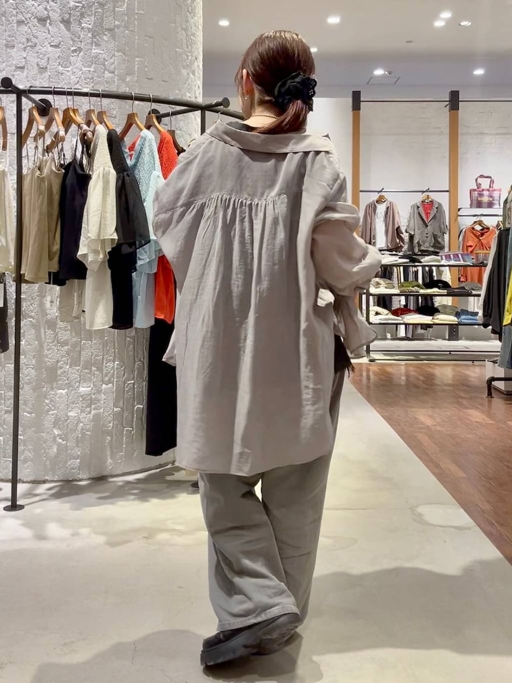 グレー系のシャツ/ブラウス、グレー系のデニムパンツ、ブラック系のその他シューズを着用したレディースの春コーディネートの5枚目の写真