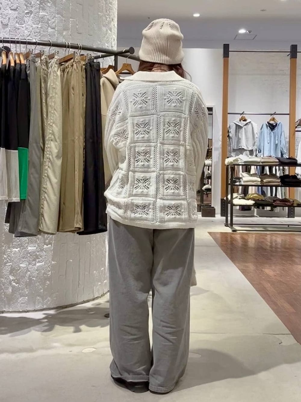 パープル系のTシャツ/カットソー、グレー系のデニムパンツ、ホワイト系のボストンバッグを着用したレディースの冬コーディネートの4枚目の写真