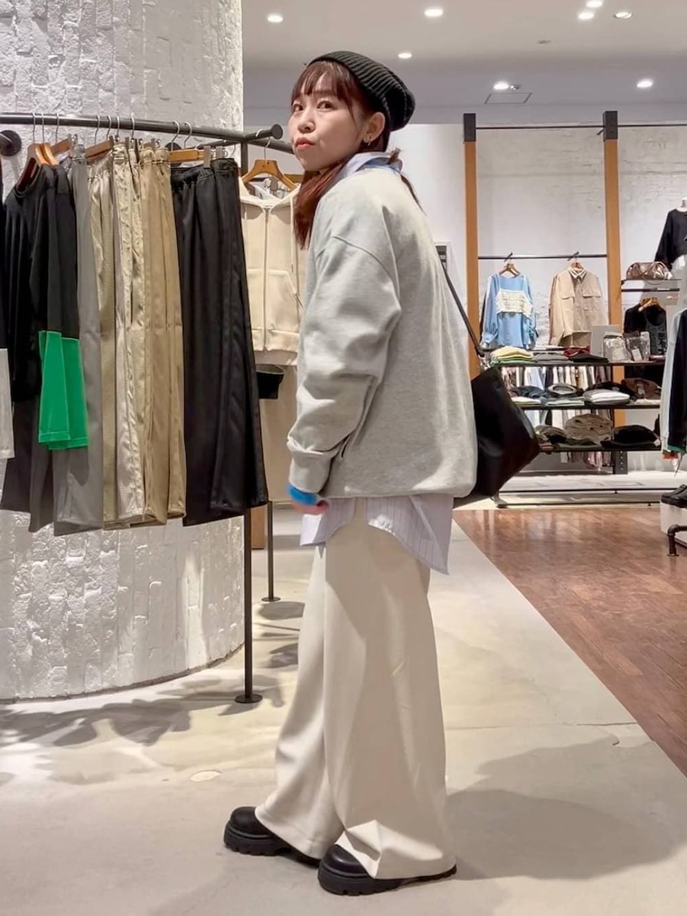 ブラック系のその他シューズ、ブラック系のトートバッグ、ホワイト系のその他パンツを着用したレディースの冬コーディネートの3枚目の写真