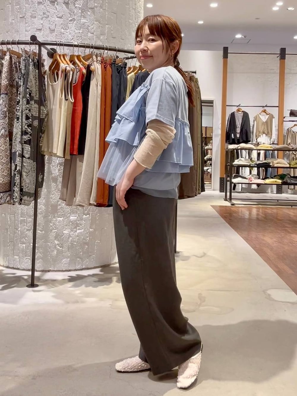 グレー系のその他パンツ、ホワイト系のTシャツ/カットソー、ホワイト系のパンプスを着用したレディースの春コーディネートの3枚目の写真