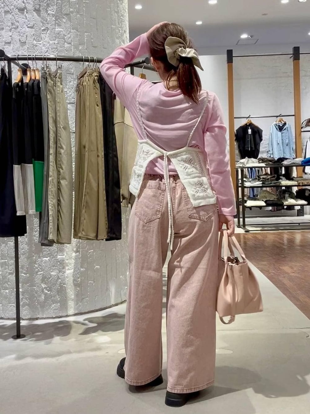 ピンク系のTシャツ/カットソー、ピンク系のデニムパンツ、ブラック系のその他シューズを着用したレディースの冬コーディネートの5枚目の写真