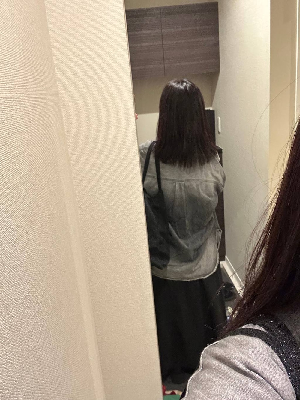 ブラック系のカーディガン/ボレロ、ブラック系のカーディガン/ボレロ、グレー系のスウェットを着用したレディースの秋コーディネートの3枚目の写真