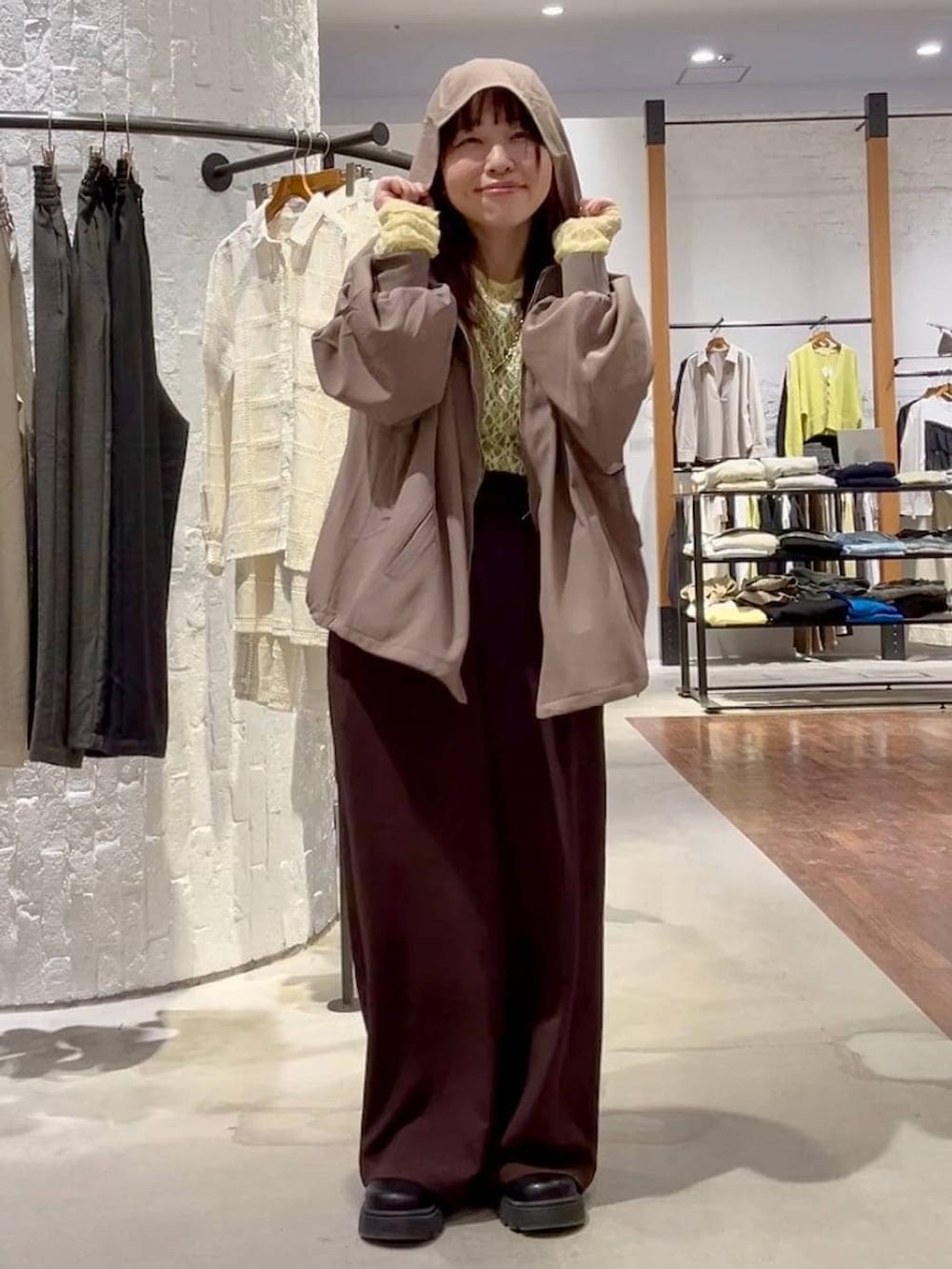 ブラウン系のブルゾン、ブラック系のその他シューズ、ブラウン系のその他パンツを着用したレディースの春コーディネートの6枚目の写真