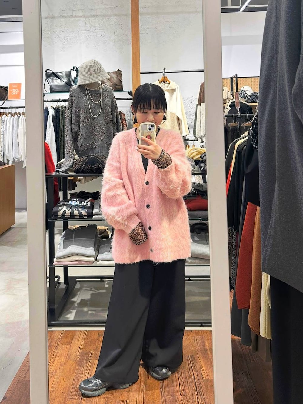 その他のTシャツ/カットソー、ブラック系のその他パンツ、ピンク系のカーディガン/ボレロを着用したレディースの秋コーディネートの5枚目の写真