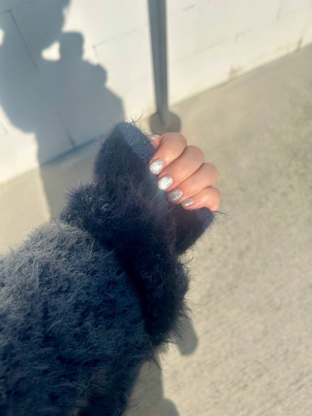 ブラウン系のブーツ、ブラック系のニット/セーター、グレー系のレギンス/スパッツを着用したレディースの秋コーディネートの2枚目の写真