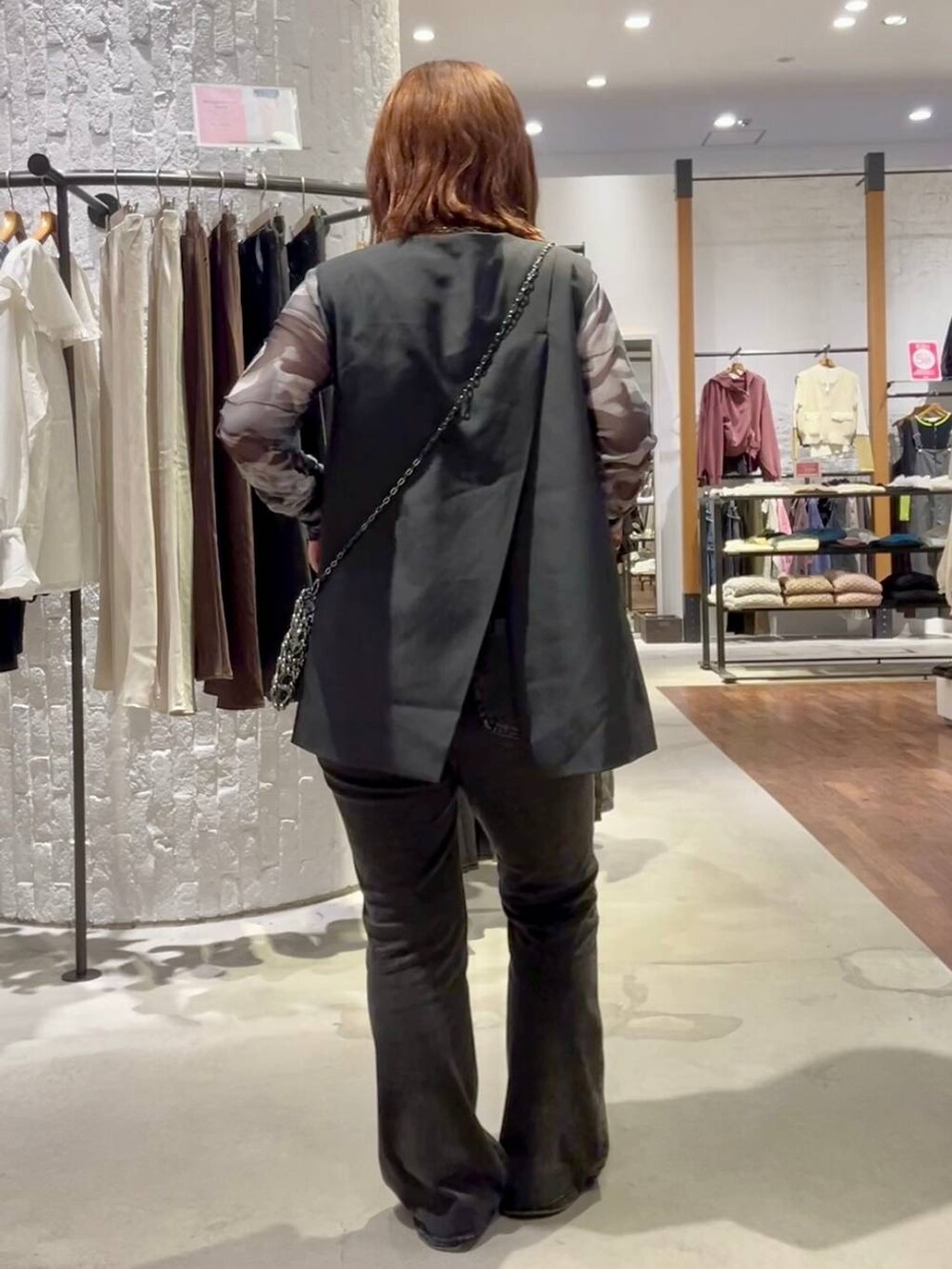 グレー系のその他アウター、グレー系のTシャツ/カットソー、ブラック系のパンプスを着用したレディースの秋コーディネートの4枚目の写真