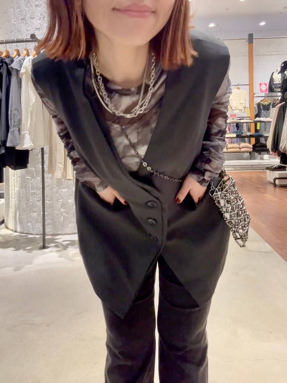 グレー系のその他アウター、グレー系のTシャツ/カットソー、ブラック系のパンプスを着用したレディースの秋コーディネートの5枚目の写真