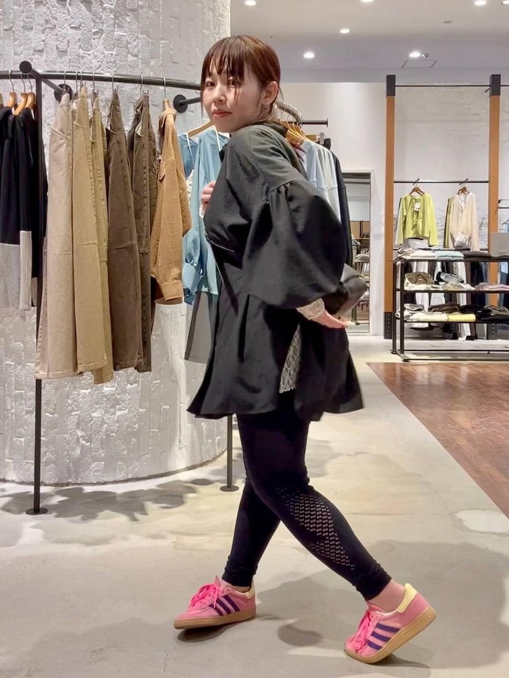 ブラック系のショルダーバッグ、グレー系のシャツ/ブラウス、ホワイト系のシャツ/ブラウスを着用したレディースの春コーディネートの3枚目の写真