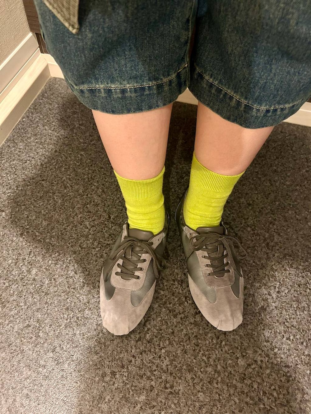 ブルー系のデニムパンツ、パープル系のシャツ/ブラウス、ブラック系のキャミソールを着用したレディースの春コーディネートの3枚目の写真