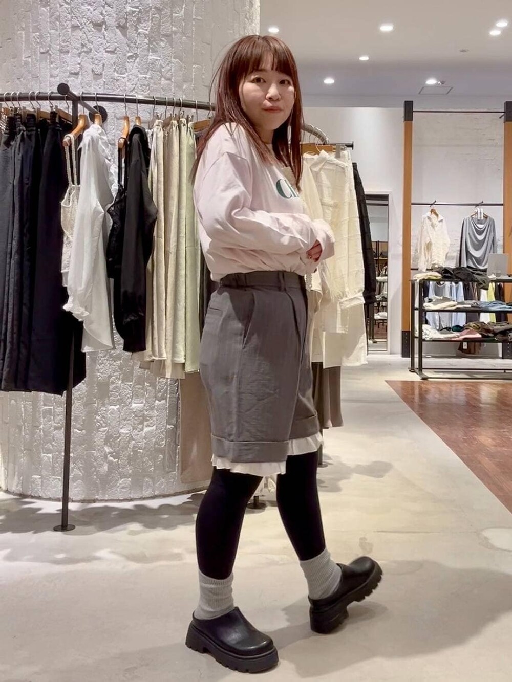 ホワイト系のボストンバッグ、ブラック系のその他シューズ、ピンク系のTシャツ/カットソーを着用したレディースの春コーディネートの9枚目の写真