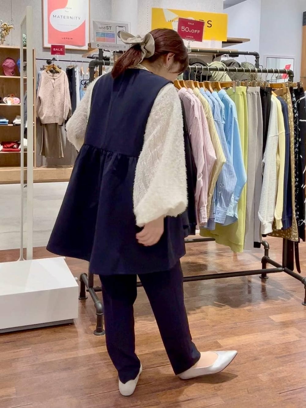 ブルー系のその他パンツ、ブルー系のその他アウター、ベージュ系のシャツ/ブラウスを着用したレディースの冬コーディネートの5枚目の写真