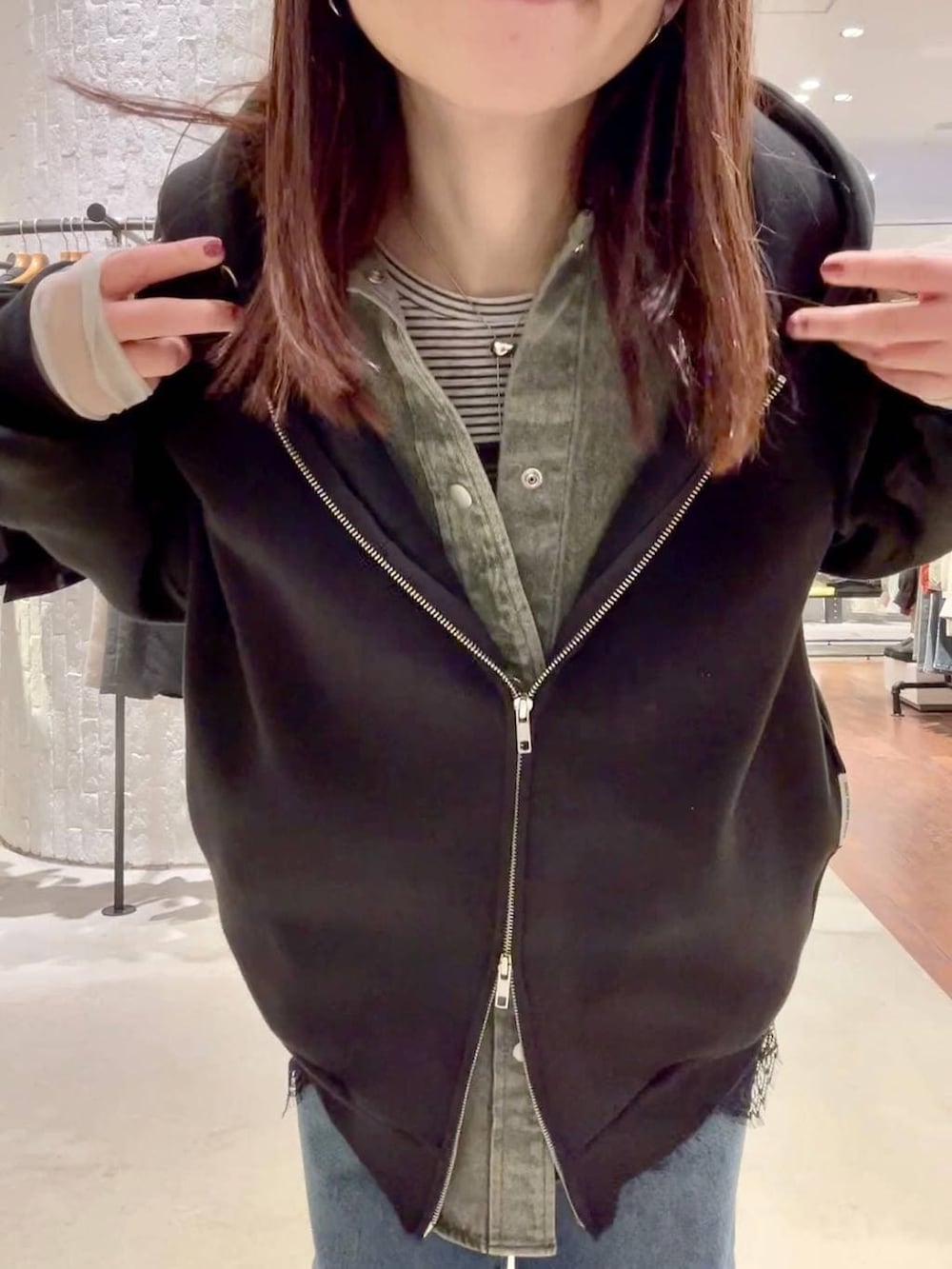 ホワイト系のTシャツ/カットソー、ブラウン系のスニーカー、ブラック系のパーカーを着用したレディースの春コーディネートの5枚目の写真