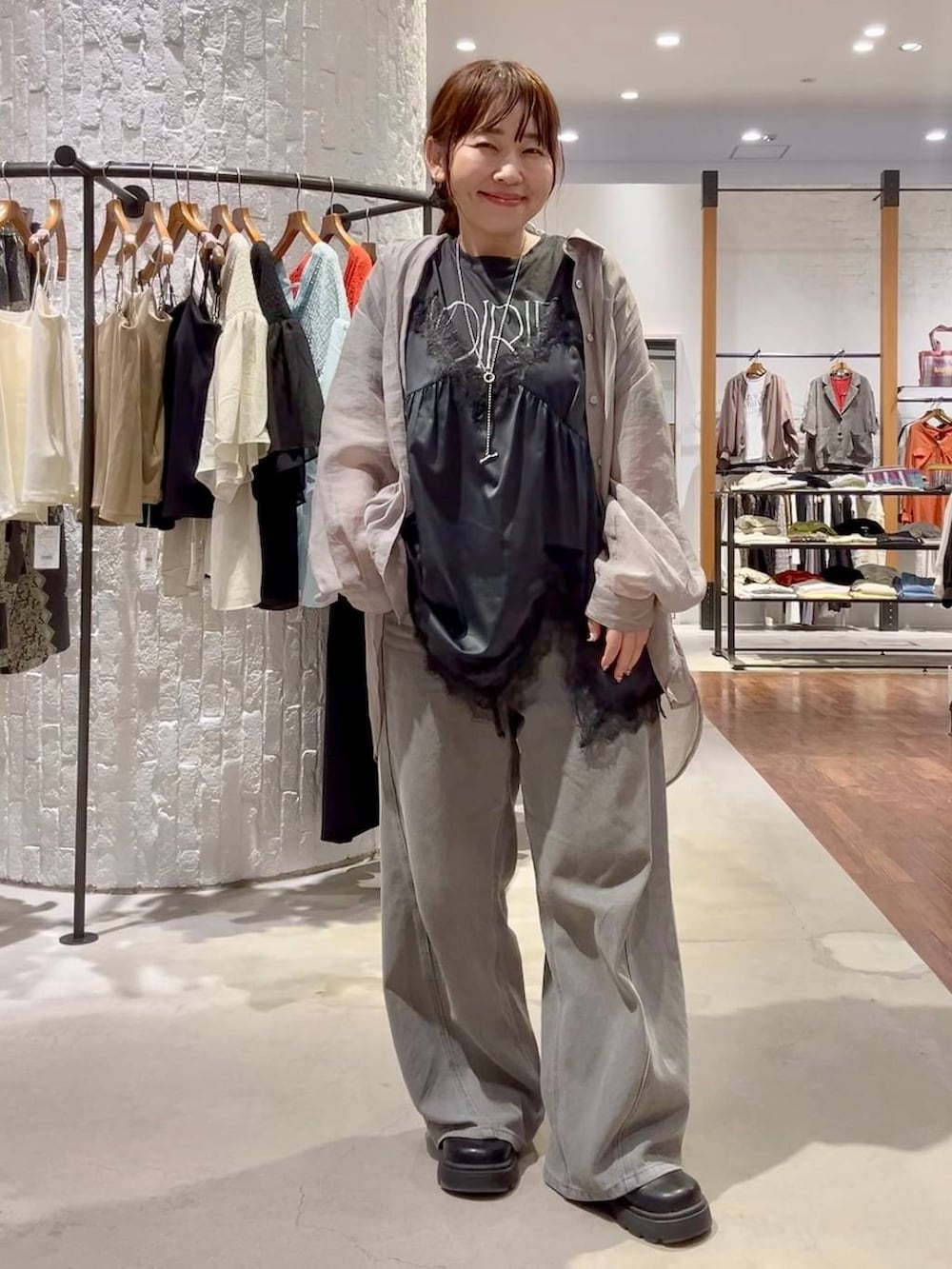 グレー系のシャツ/ブラウス、グレー系のデニムパンツ、ブラック系のその他シューズを着用したレディースの春コーディネートの2枚目の写真