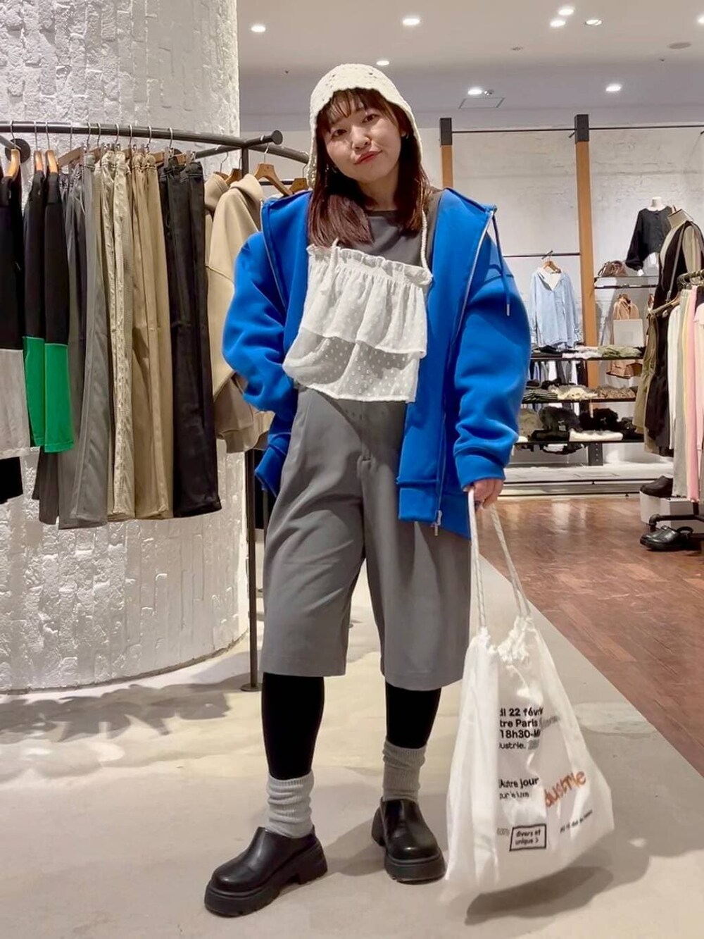 ブルー系のパーカー、グレー系のその他パンツ、ブラック系のその他シューズを着用したレディースの冬コーディネートの2枚目の写真