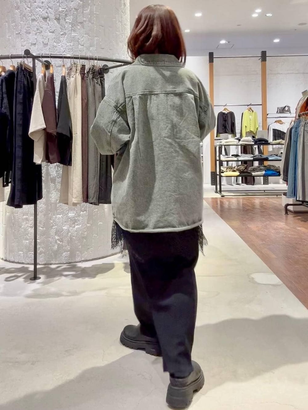 ホワイト系のTシャツ/カットソー、ブラック系のスカート、グリーン系のシャツ/ブラウスを着用したレディースの春コーディネートの5枚目の写真