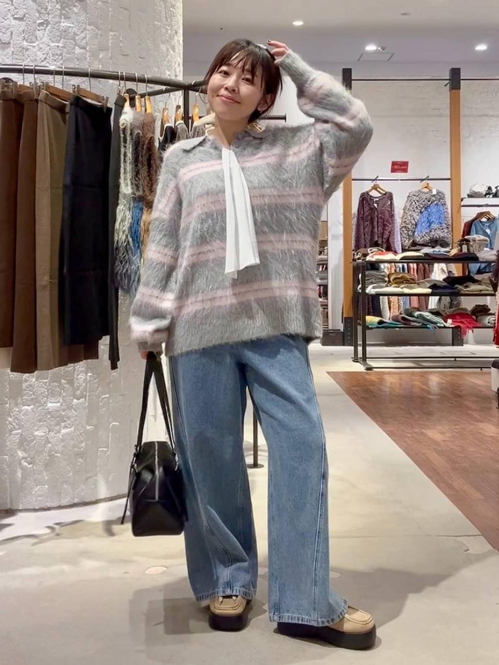 ブラック系のボストンバッグ、ホワイト系のシャツ/ブラウス、ベージュ系のその他シューズを着用したレディースの冬コーディネートの2枚目の写真