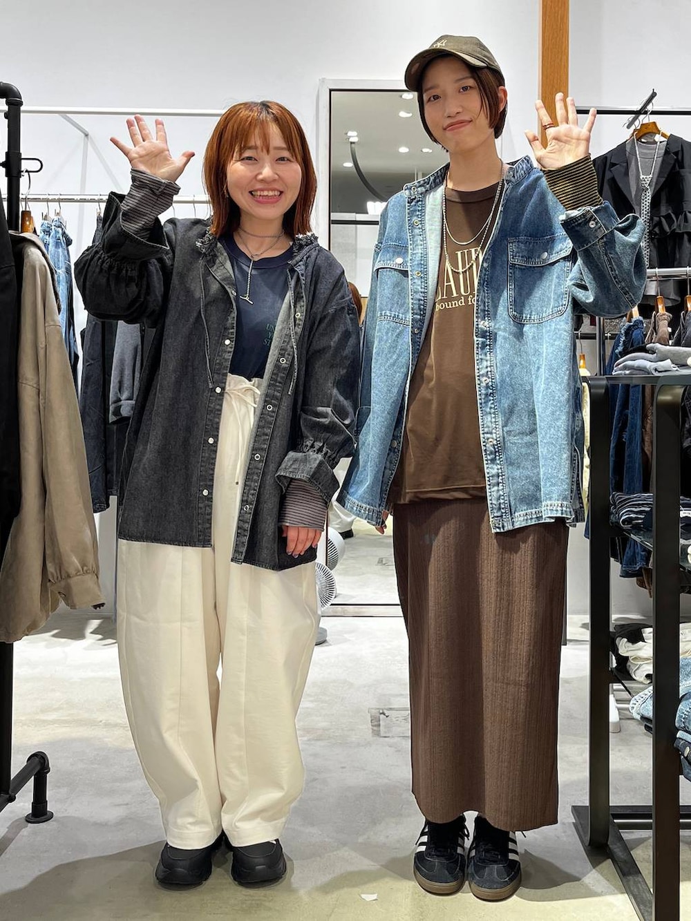 ブラック系のスニーカー、ブラック系のスニーカー、ホワイト系のその他パンツを着用したレディースの秋コーディネートの2枚目の写真
