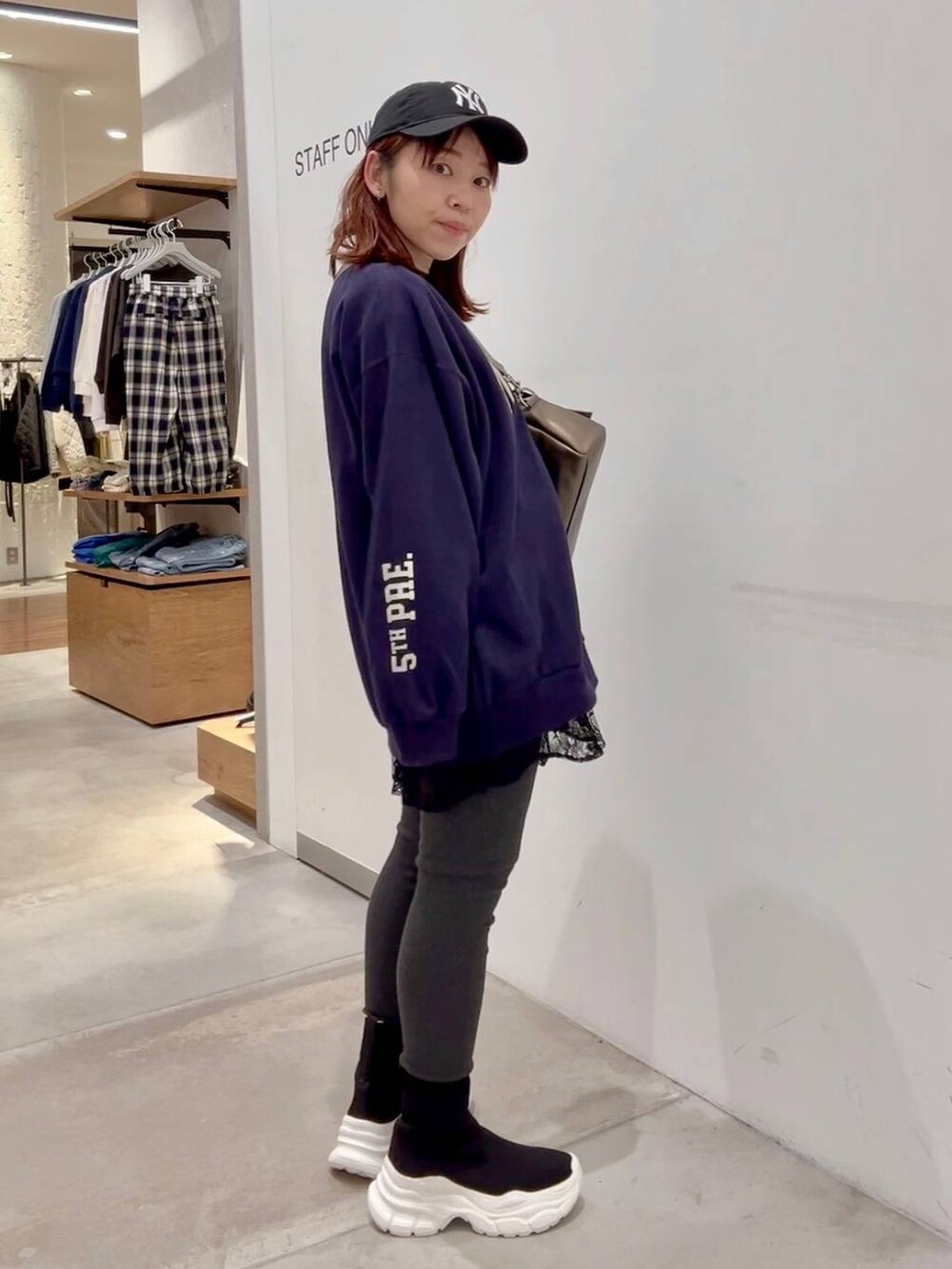 その他のショルダーバッグ、ブラック系のTシャツ/カットソー、ブラック系のブーツを着用したレディースの秋コーディネートの4枚目の写真