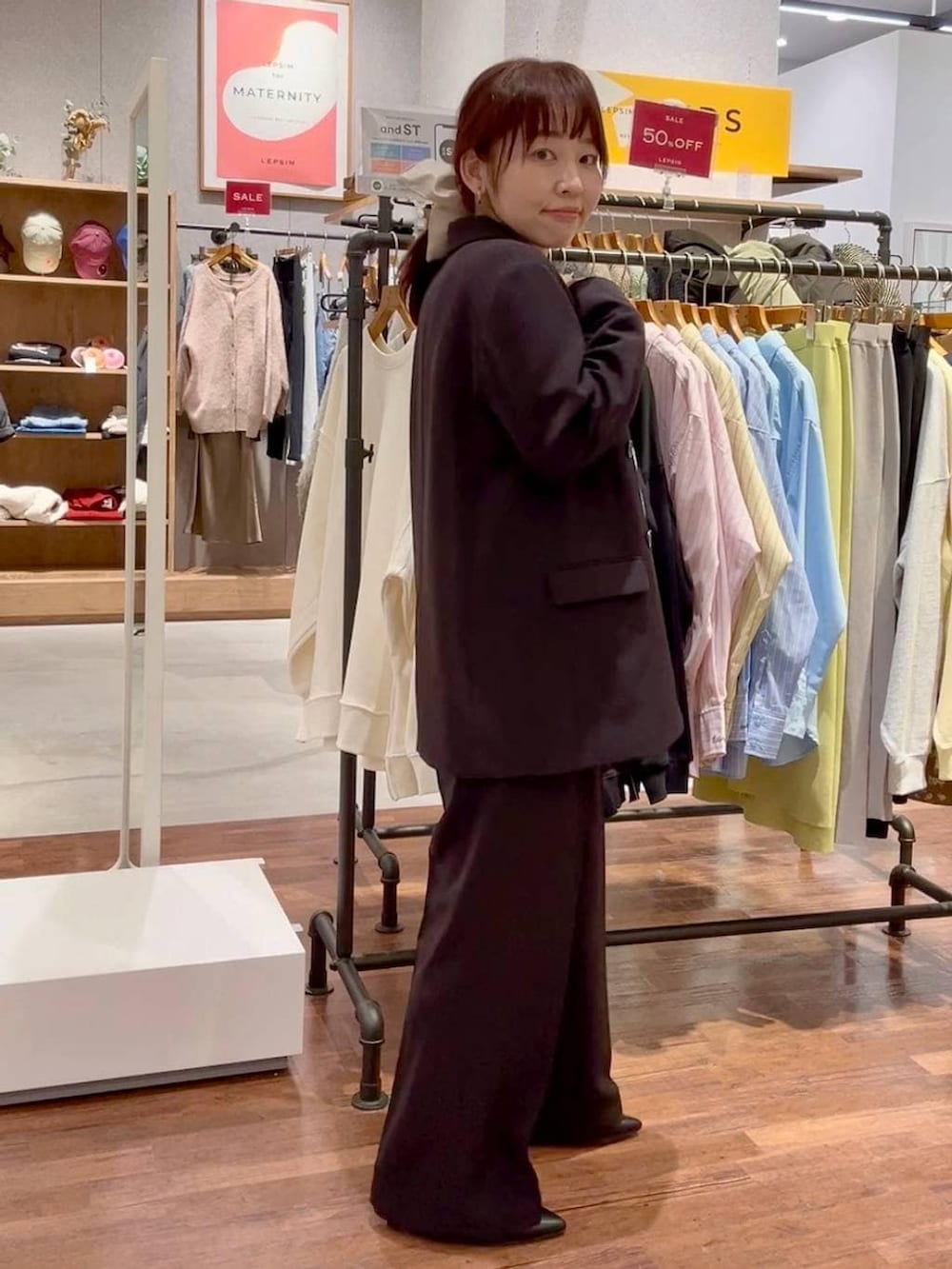 ブラック系のその他パンツ、ブラック系のテーラードジャケット、ホワイト系のシャツ/ブラウスを着用したレディースの冬コーディネートの3枚目の写真