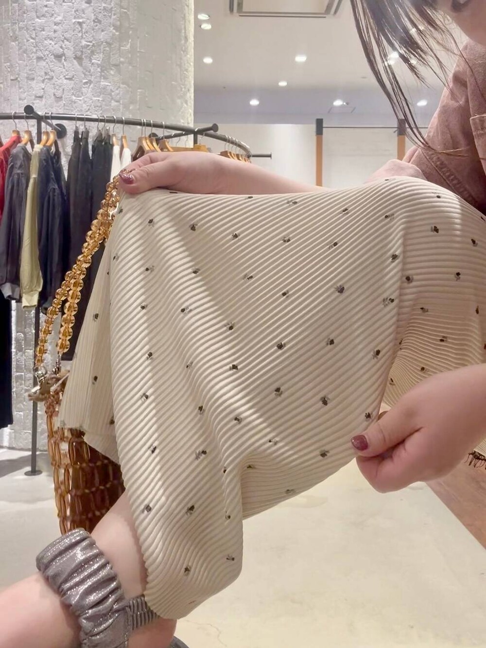 ベージュ系のその他パンツ、その他のサンダル、ブラウン系のショルダーバッグを着用したレディースの夏コーディネートの5枚目の写真