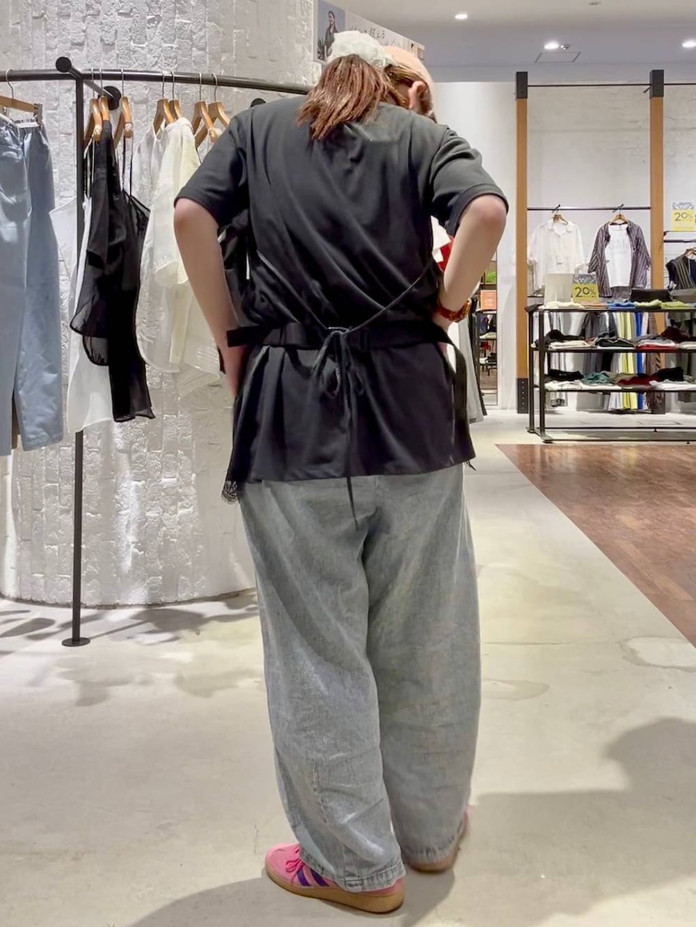 ブルー系のデニムパンツ、グレー系のTシャツ/カットソー、その他のボディバッグ/ウエストポーチを着用したレディースの春コーディネートの5枚目の写真