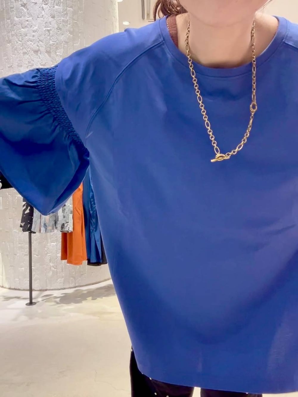 ブルー系のTシャツ/カットソー、ブラウン系のサンダル、ブラック系のその他パンツを着用したレディースの夏コーディネートの5枚目の写真