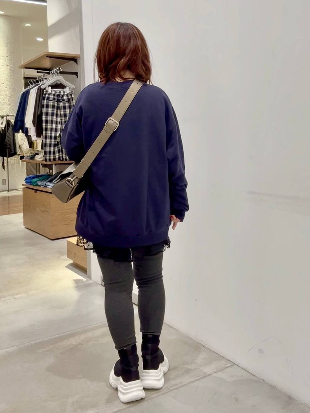 その他のショルダーバッグ、ブラック系のTシャツ/カットソー、ブラック系のブーツを着用したレディースの秋コーディネートの6枚目の写真