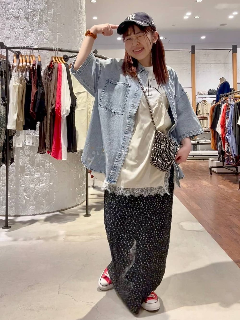 その他のショルダーバッグ、ホワイト系のTシャツ/カットソー、ブルー系のキャップを着用したレディースの春コーディネートの2枚目の写真