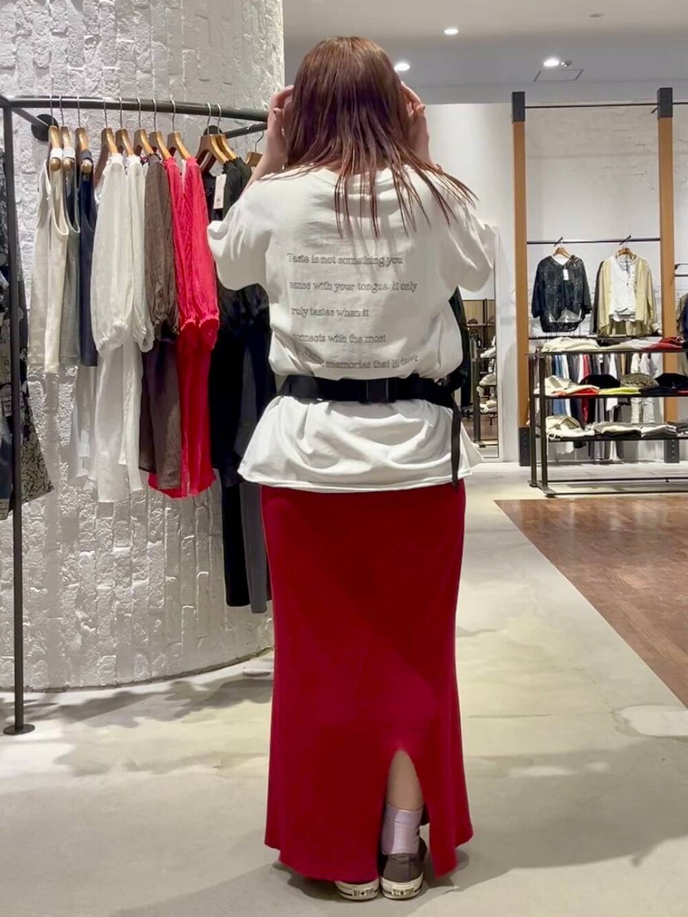 ピンク系のシャツ/ブラウス、レッド系のスカート、ブラウン系のスニーカーを着用したレディースの春コーディネートの7枚目の写真