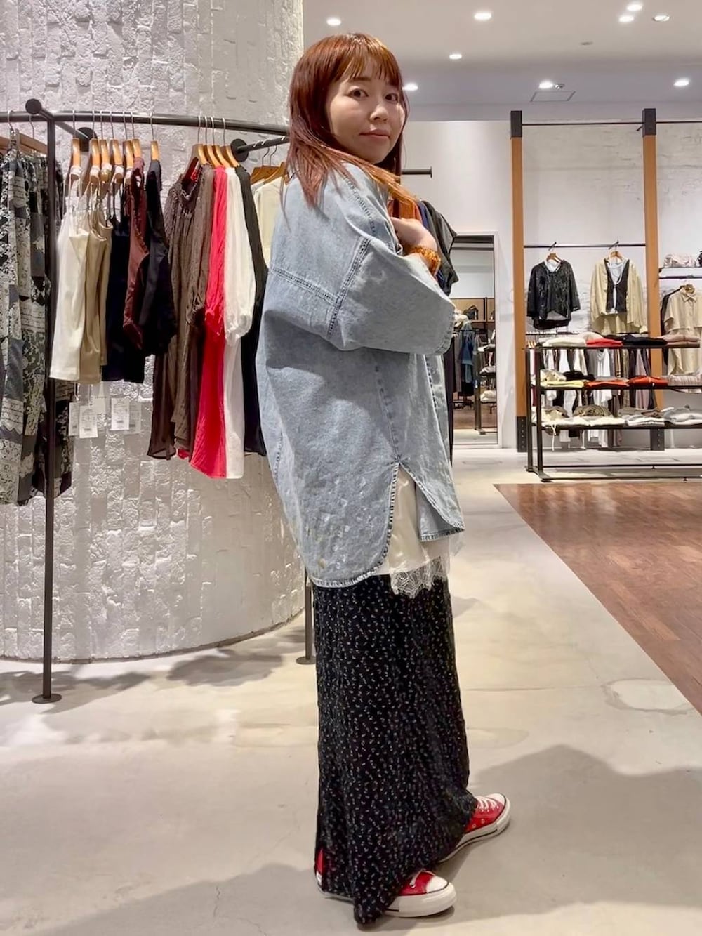 その他のショルダーバッグ、ホワイト系のTシャツ/カットソー、ブルー系のキャップを着用したレディースの春コーディネートの3枚目の写真