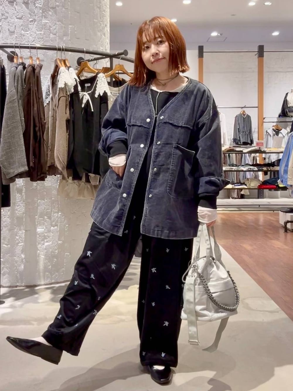 ブルー系のカーディガン/ボレロ、ブラック系のその他パンツ、ブラック系のその他トップスを着用したレディースの秋コーディネートの2枚目の写真