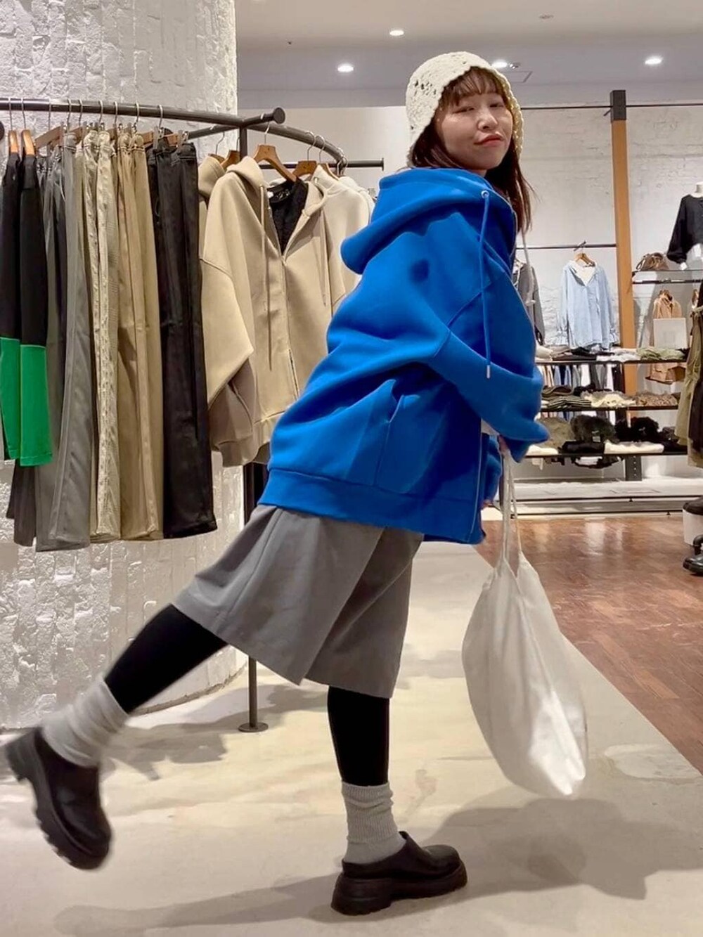 ブルー系のパーカー、グレー系のその他パンツ、ブラック系のその他シューズを着用したレディースの冬コーディネートの8枚目の写真