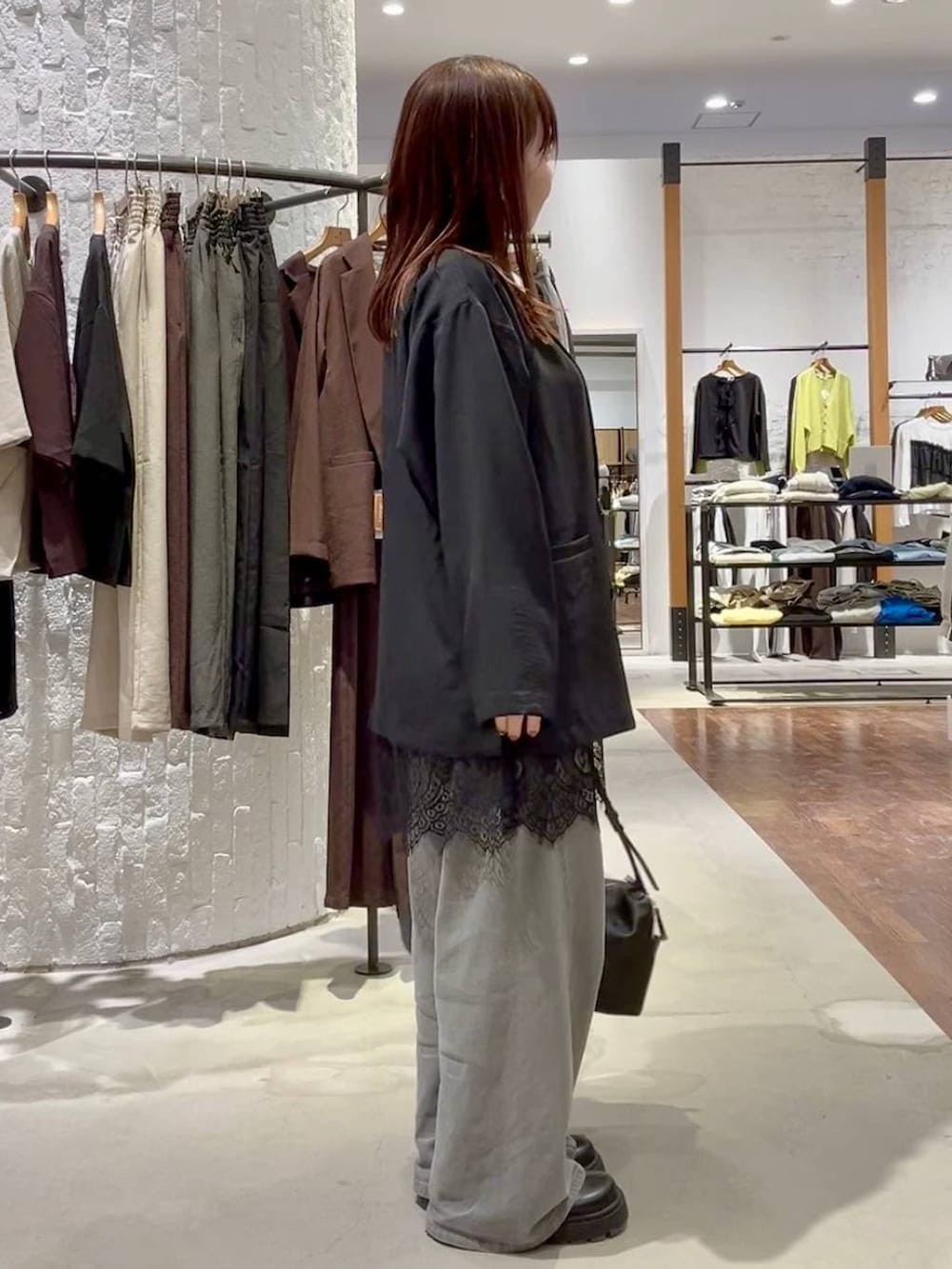 ホワイト系のTシャツ/カットソー、グレー系のデニムパンツ、ブラック系のその他シューズを着用したレディースの春コーディネートの4枚目の写真