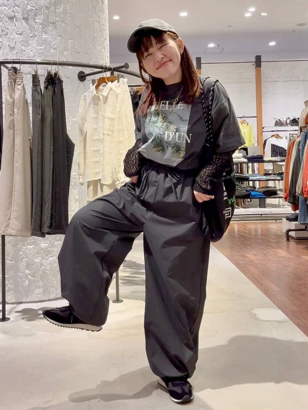 グレー系のその他パンツ、ブラック系のスニーカー、ブラック系のトートバッグを着用したレディースの春コーディネートの6枚目の写真