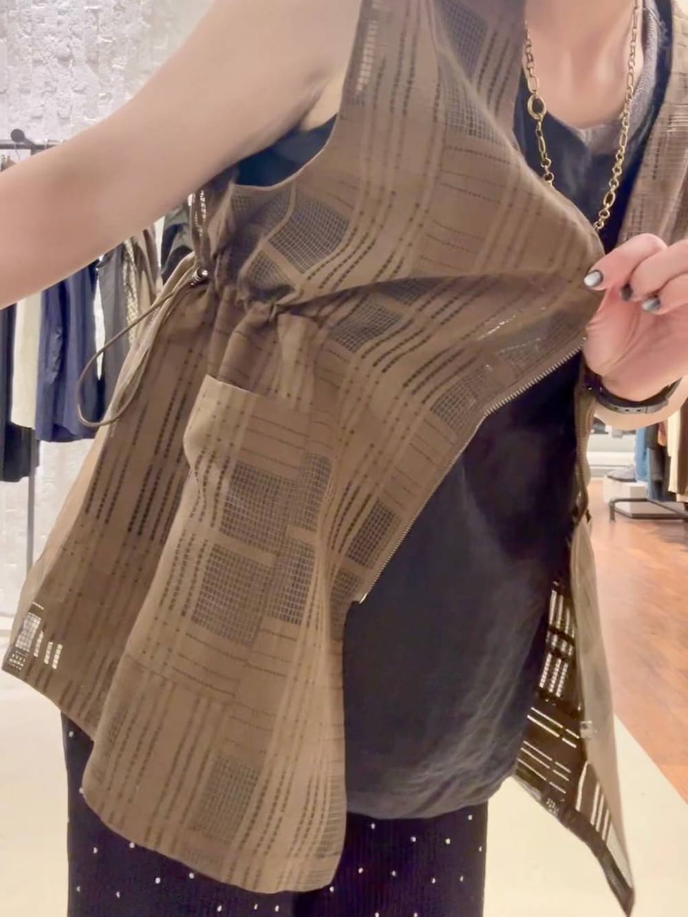 その他のその他パンツ、グレー系のTシャツ/カットソー、ブラウン系のベストを着用したレディースの夏コーディネートの6枚目の写真