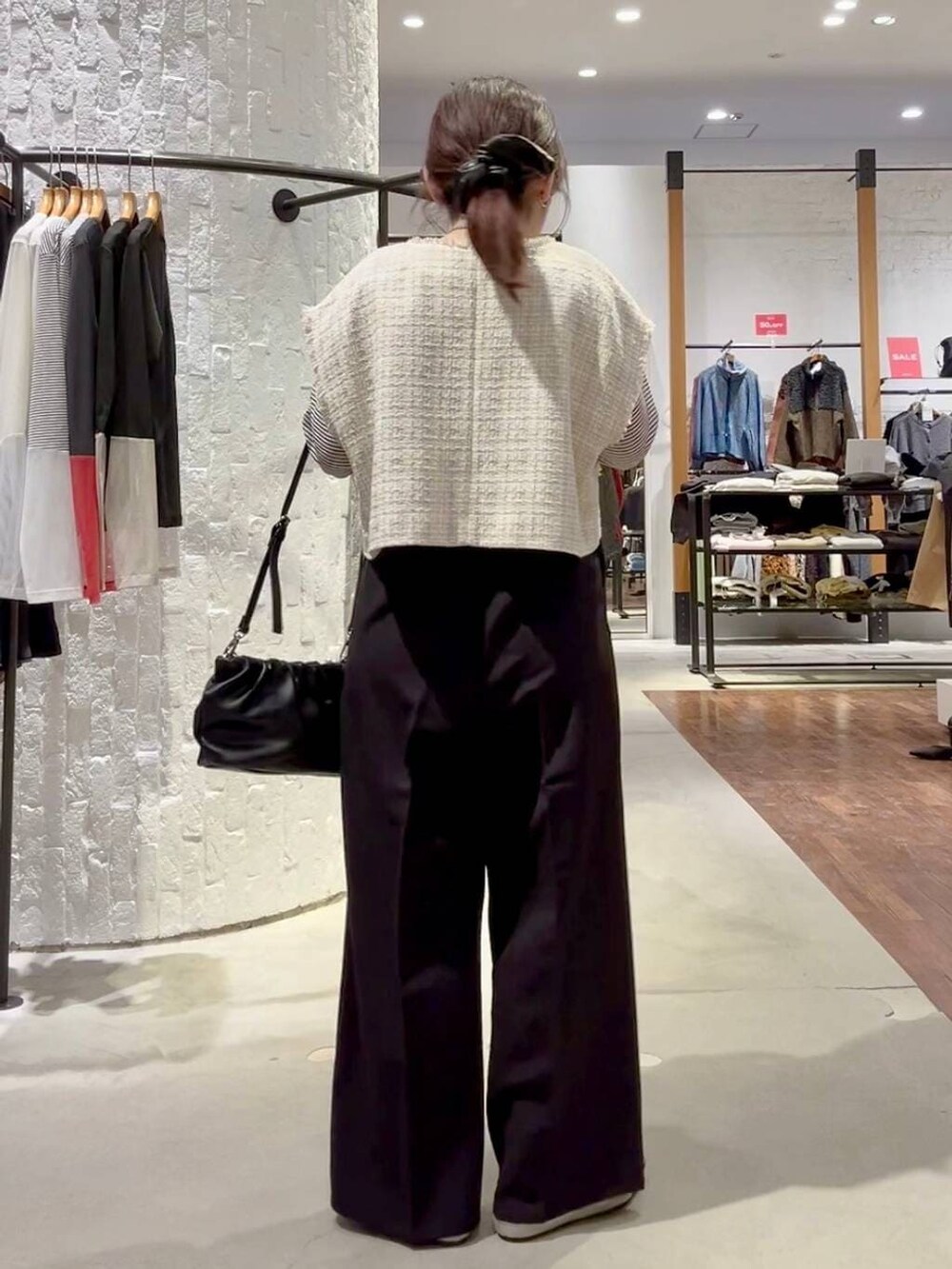 ホワイト系のTシャツ/カットソー、ブラック系のサロペット/オーバーオール、ベージュ系のその他アウターを着用したレディースの冬コーディネートの4枚目の写真