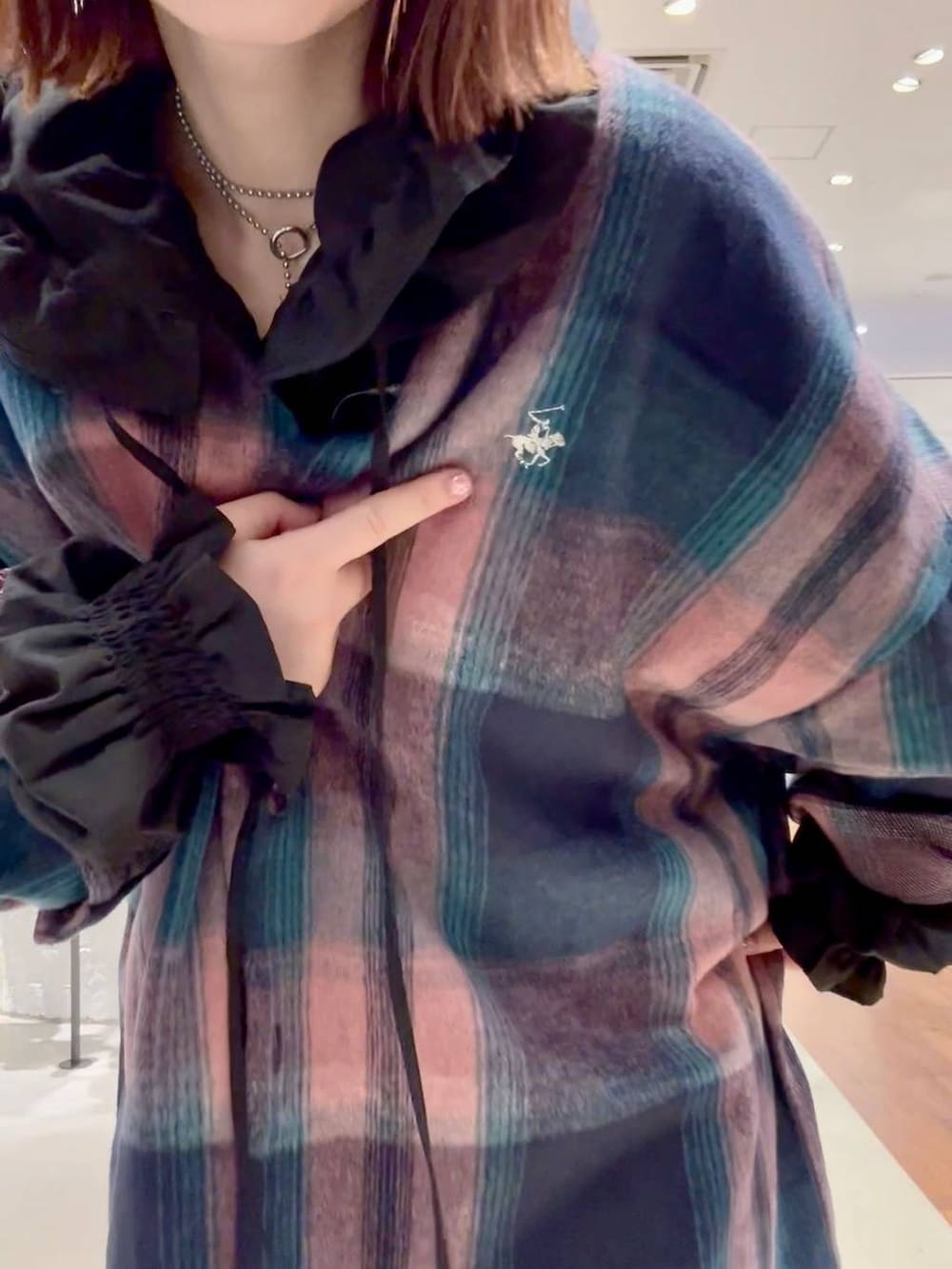 ピンク系のその他パンツ、ブラック系のシャツ/ブラウス、ピンク系のシャツ/ブラウスを着用したレディースの秋コーディネートの5枚目の写真