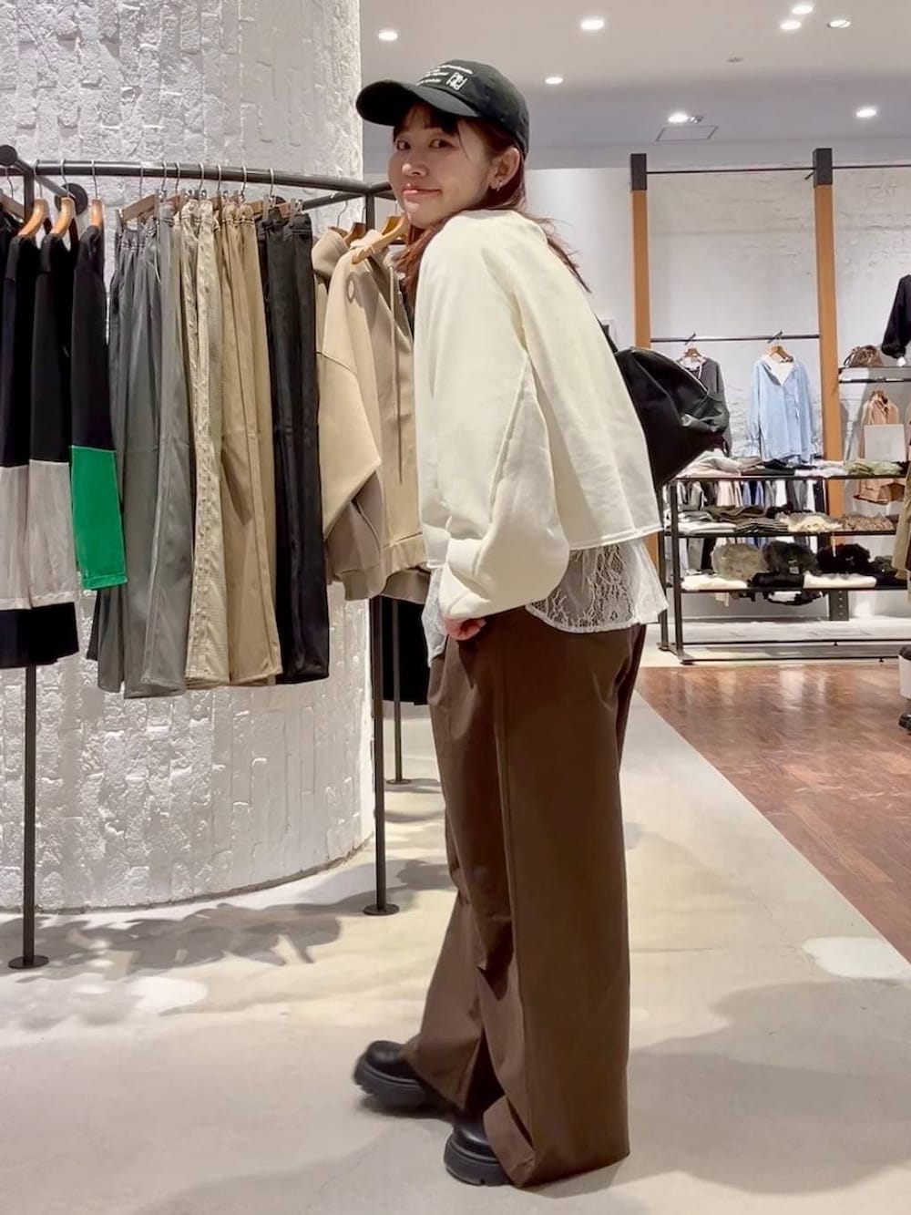 ホワイト系のTシャツ/カットソー、グリーン系のその他パンツ、ブラック系のボストンバッグを着用したレディースの冬コーディネートの4枚目の写真