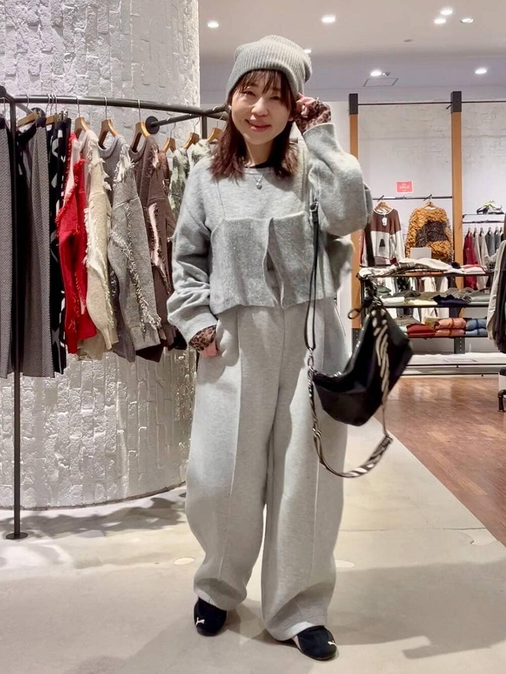 その他のTシャツ/カットソー、グレー系のスウェットパンツ、ブラック系のショルダーバッグを着用したレディースの冬コーディネートの2枚目の写真