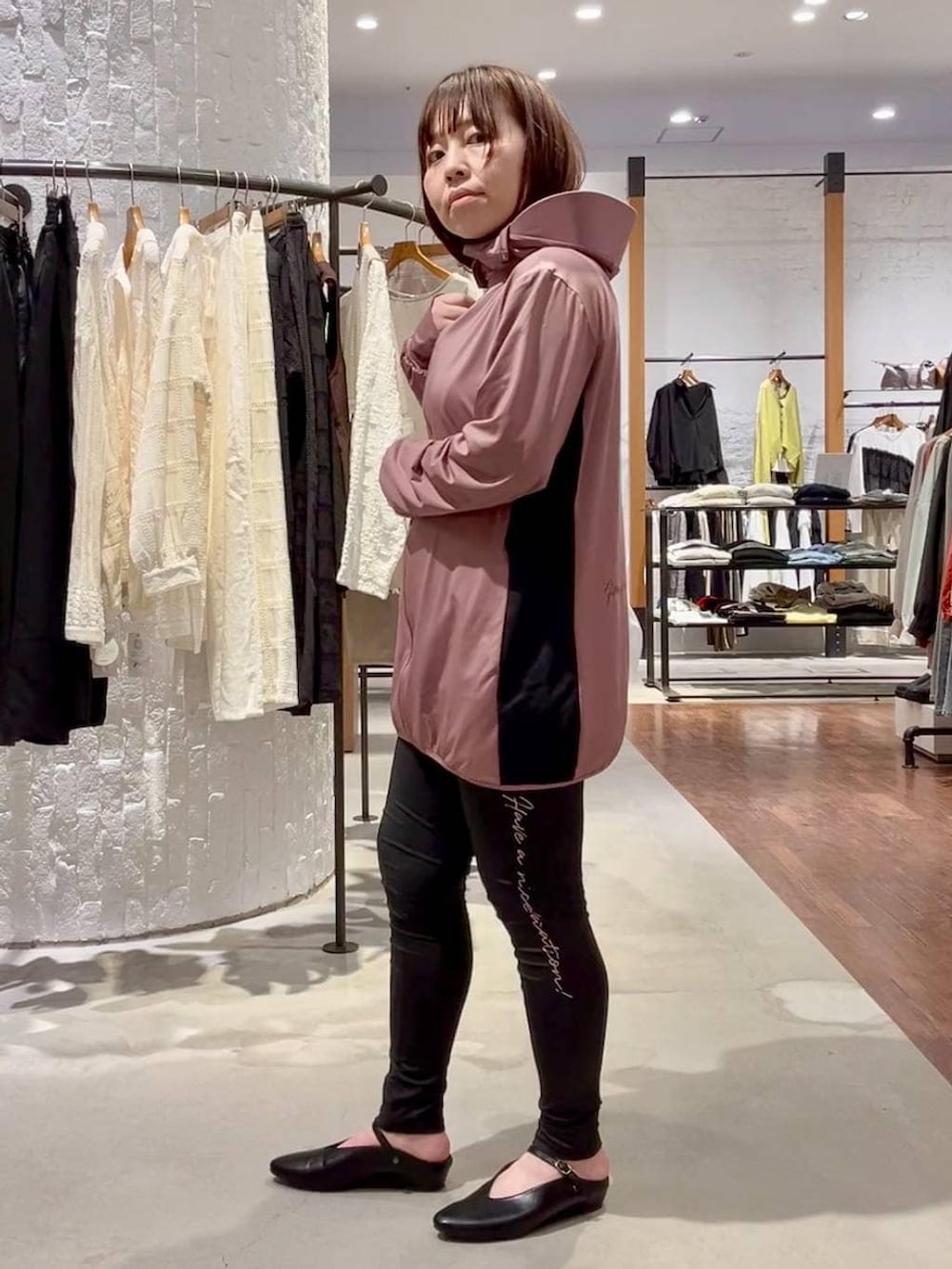 ホワイト系のトートバッグ、レッド系のタンクトップ、ブラック系のパンプスを着用したレディースの春コーディネートの3枚目の写真