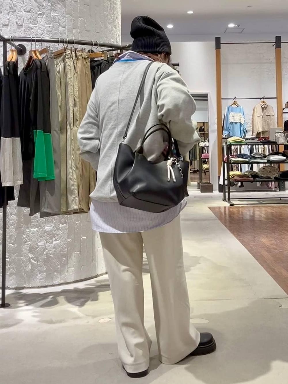 ブラック系のその他シューズ、ブラック系のトートバッグ、ホワイト系のその他パンツを着用したレディースの冬コーディネートの4枚目の写真